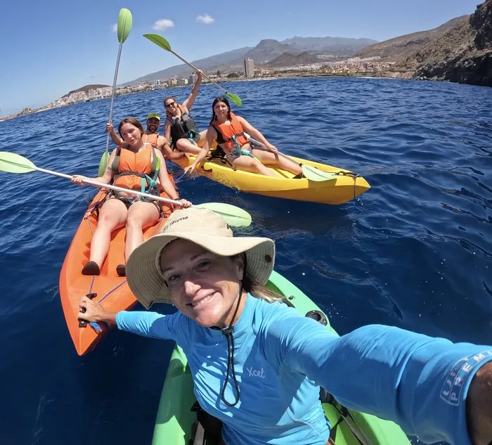 Excursión grupal en kayak con avistamiento en Palm-Mar