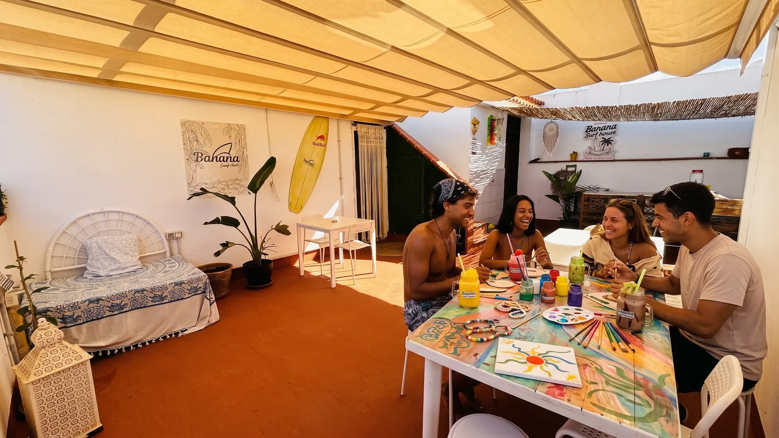 Viajeros pintando y haciendo pulseras en la mesa de colores de la terraza