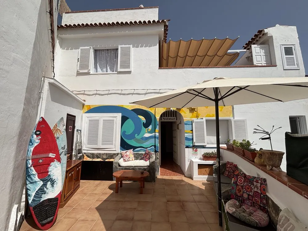 Terraza y entrada de Banana Surf House