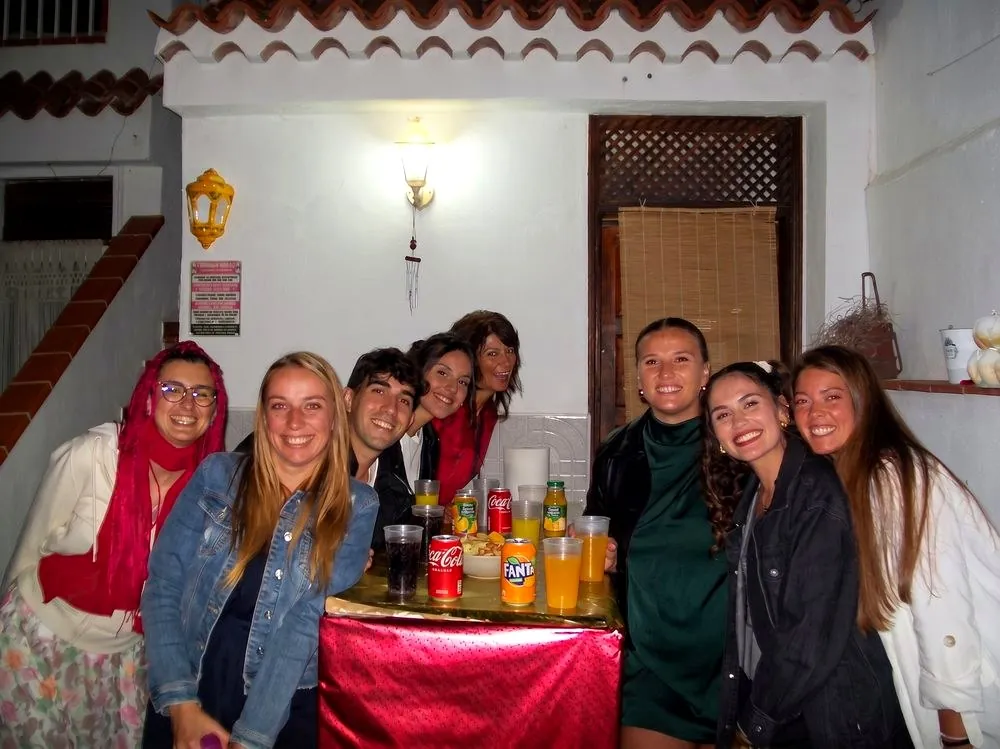 Grupo de viajeros celebrando juntos en Banana Surf House